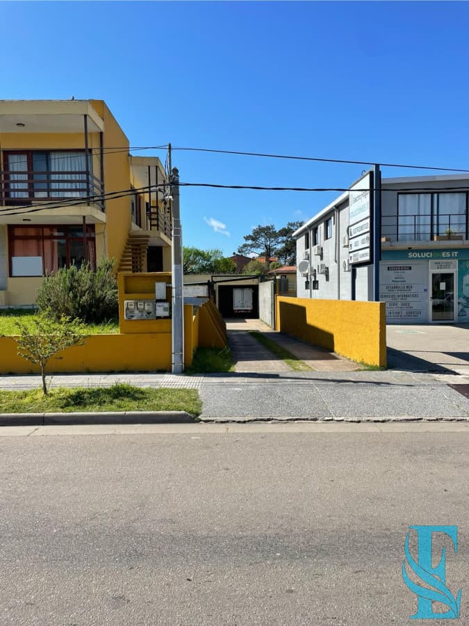 Venta De Dos Apartamentos + Dep En Gran Terreno Con Deposito De 200 M2 A 400mts Del Mar