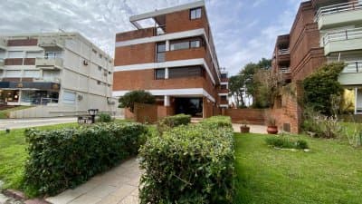Apartamento de 2 dormitorios con vista frente al mar en edificio Samambai, Playa Mansa , Punta del ese