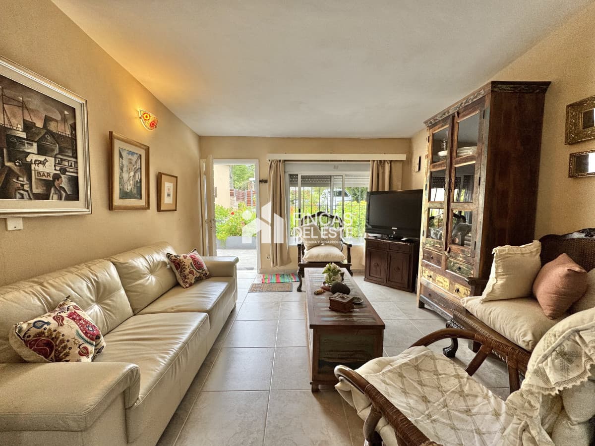 CASA EN VENTA Y ALQUILER DE 2 DORMITORIOS EN PINARES PUNTA DEL ESTE  -