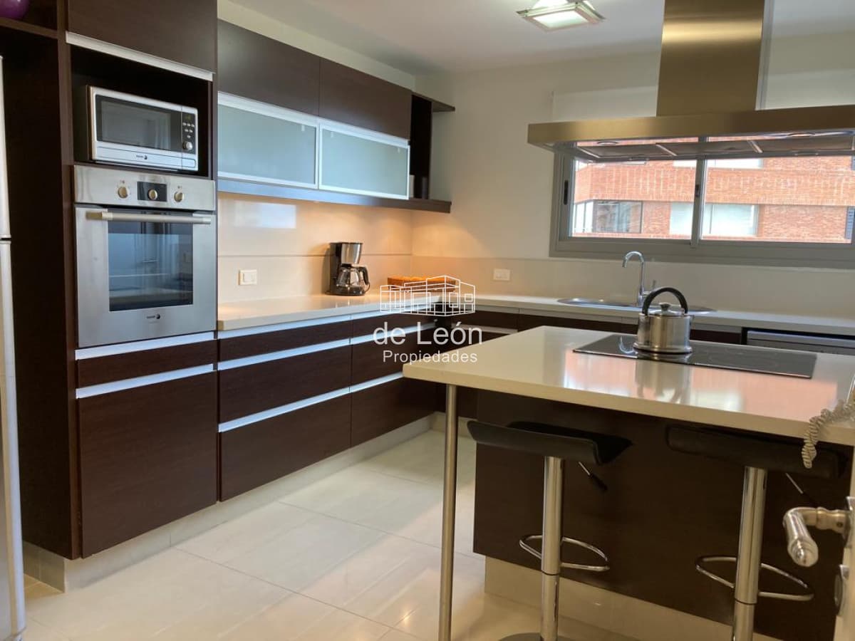 Venta Departamento 3 dormitorios mas dependencia de servicio en Playa Brava