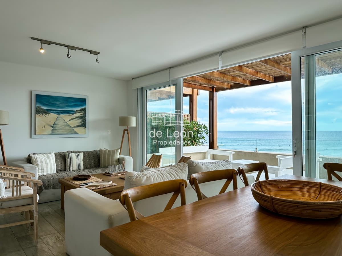 Venta apartamento frente al mar en La Barra de 4 dormitorios
