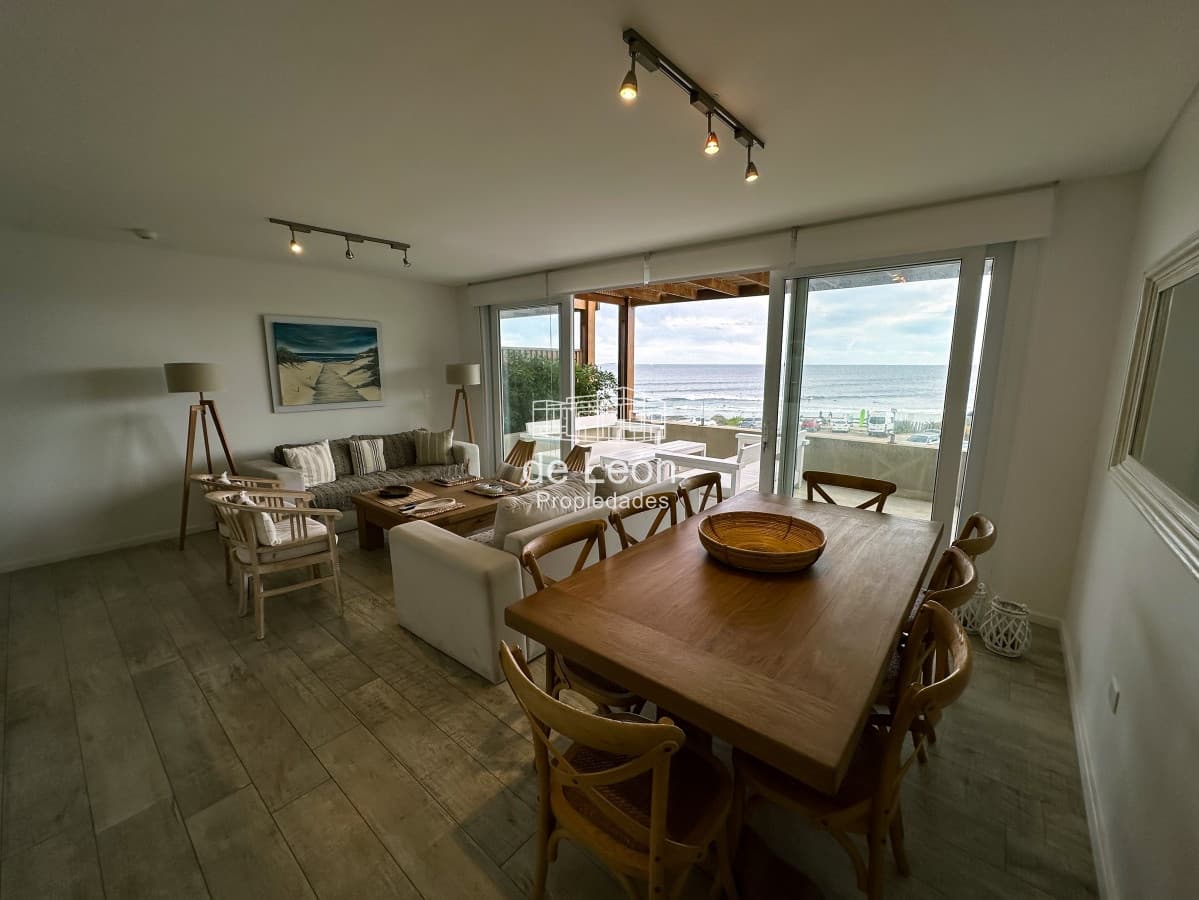 Venta apartamento frente al mar en La Barra de 4 dormitorios
