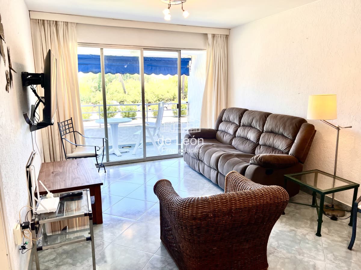 Alquiler apartamento 2 dormitorios mas dependencia de servicio en Playa Mansa, Punta del Este