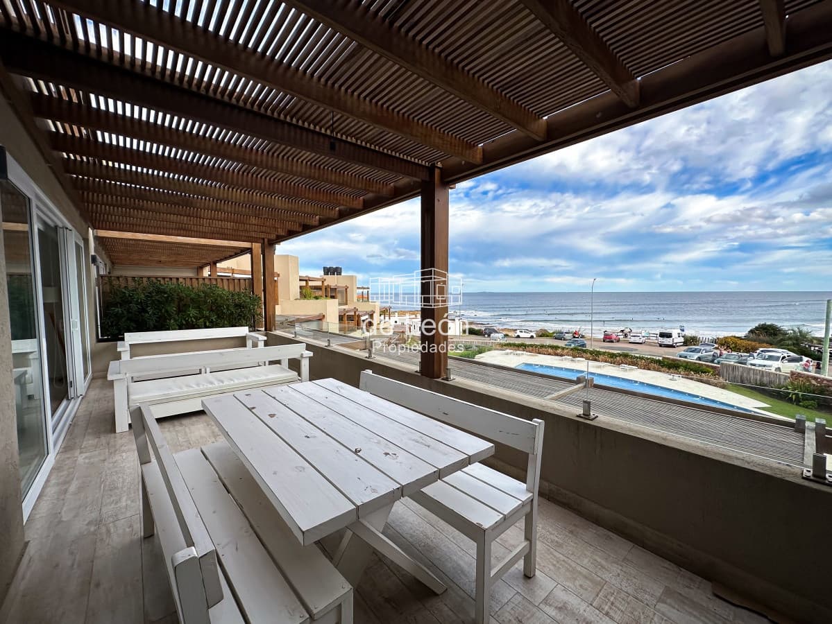 Venta apartamento frente al mar en La Barra de 4 dormitorios