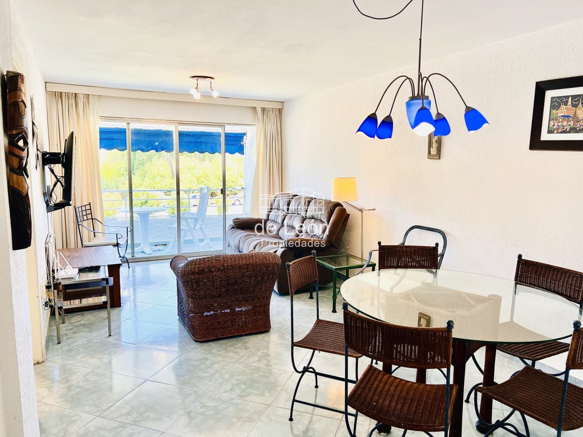 Alquiler apartamento 2 dormitorios mas dependencia de servicio en Playa Mansa, Punta del Este