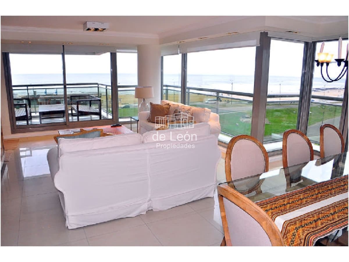 Venta Departamento 3 dormitorios mas dependencia de servicio en Playa Brava