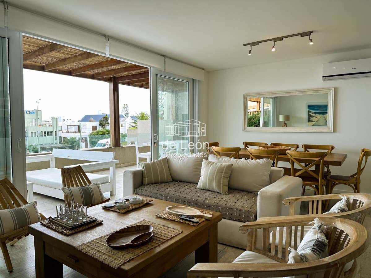 Venta apartamento frente al mar en La Barra de 4 dormitorios