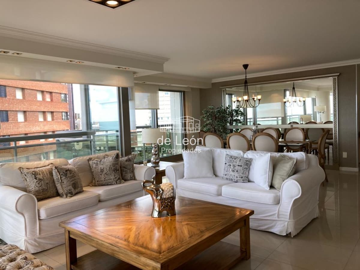Venta Departamento 3 dormitorios mas dependencia de servicio en Playa Brava