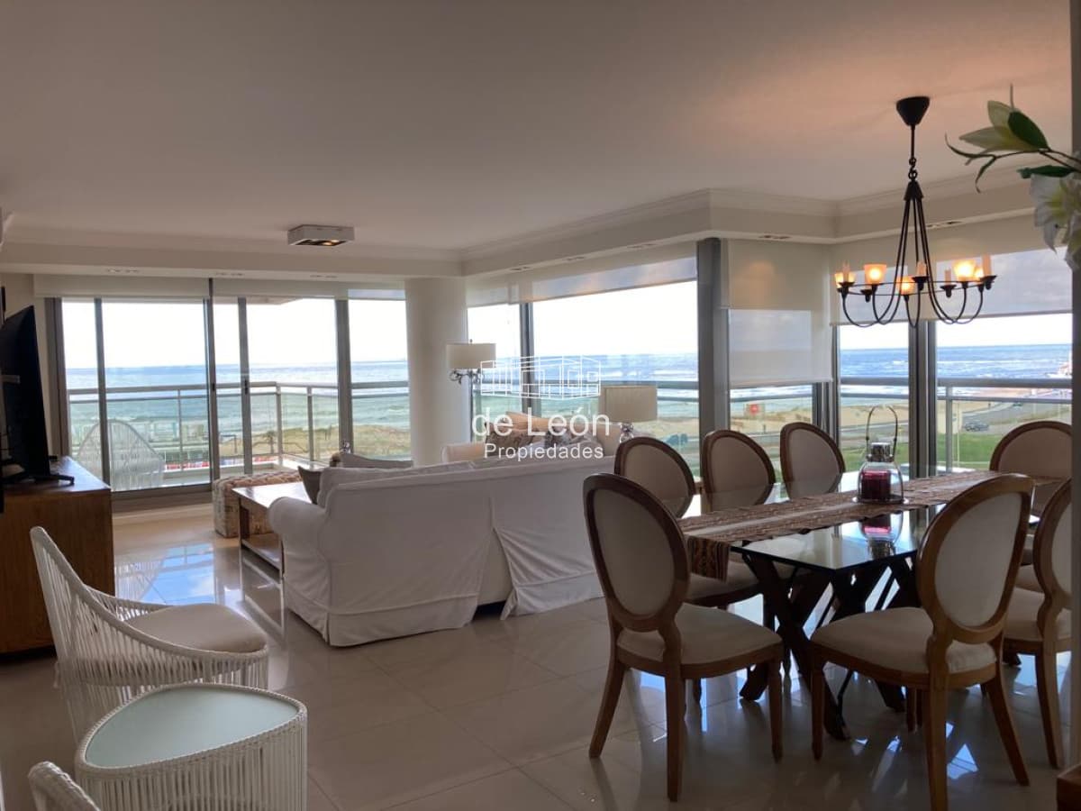 Venta Departamento 3 dormitorios mas dependencia de servicio en Playa Brava