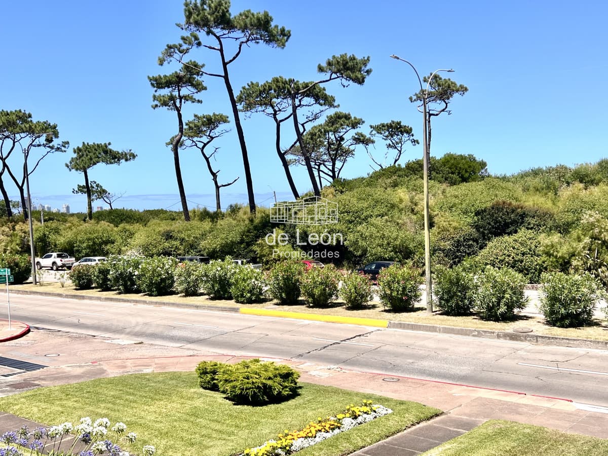 Alquiler apartamento 2 dormitorios mas dependencia de servicio en Playa Mansa, Punta del Este