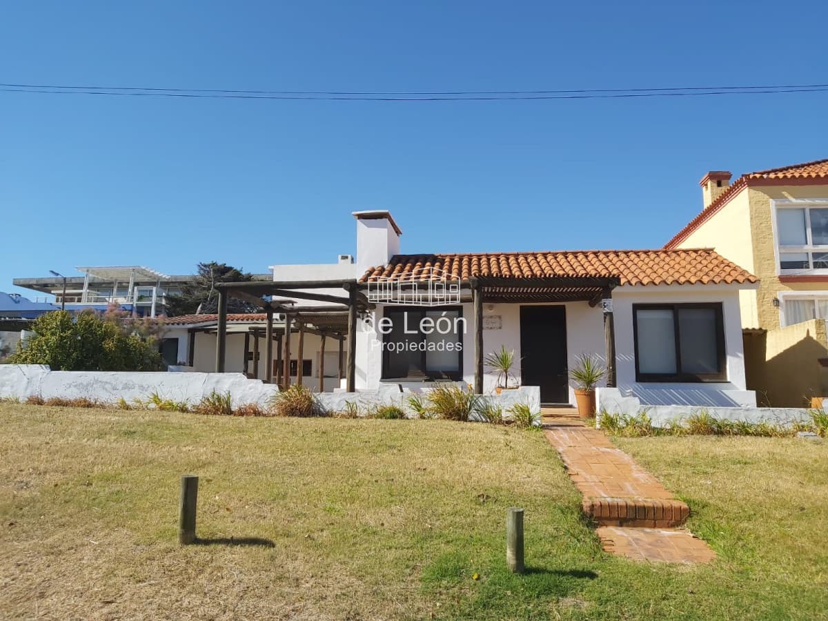 Venta  casa en Manantiales, 3 dormitorios mas  servicio