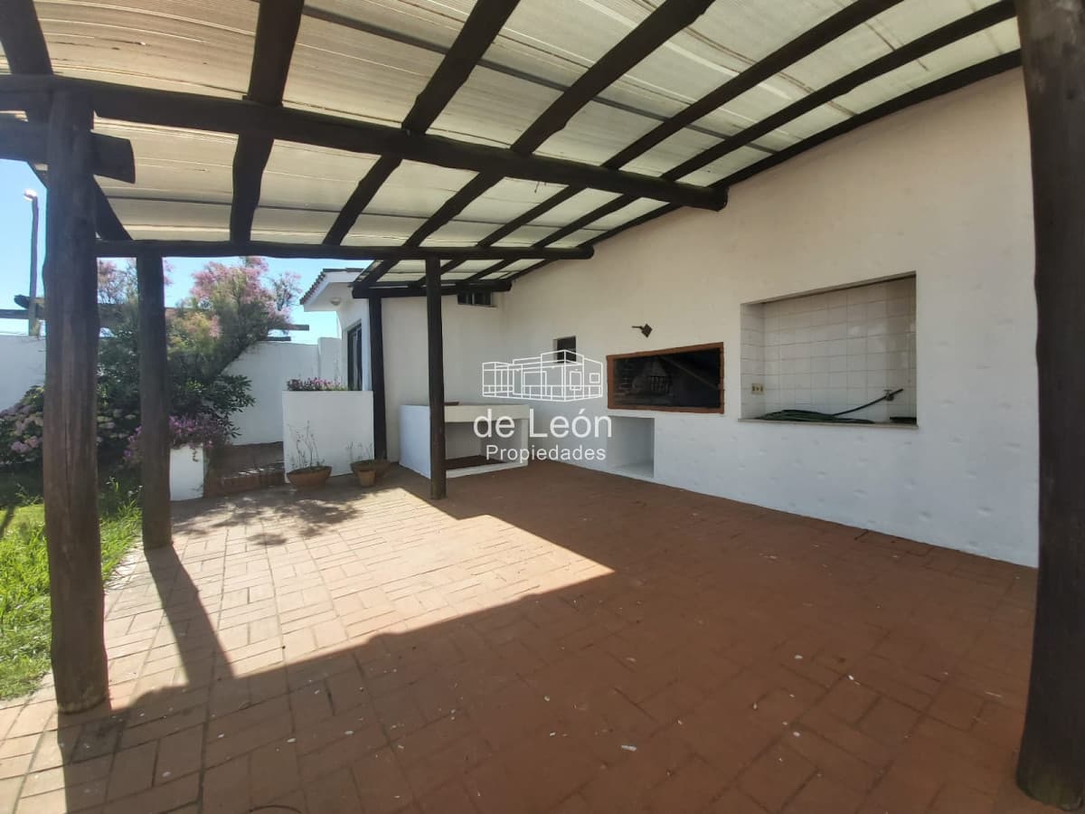 Venta  casa en Manantiales, 3 dormitorios mas  servicio