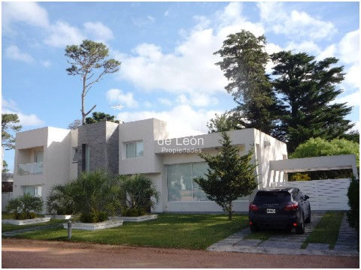 Venta casa ubicada en Barrio  Privado  Playa Mansa, 4 dormitorios