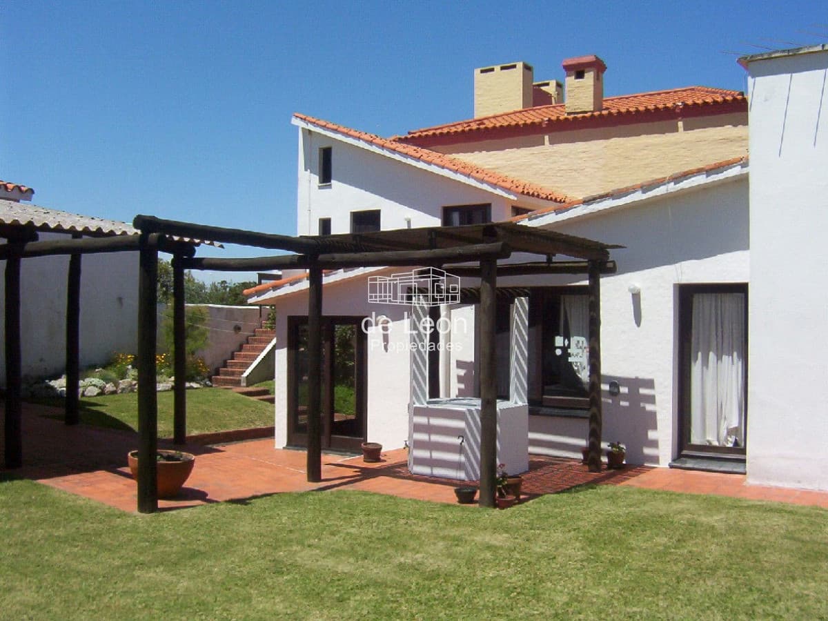 Venta  casa en Manantiales, 3 dormitorios mas  servicio