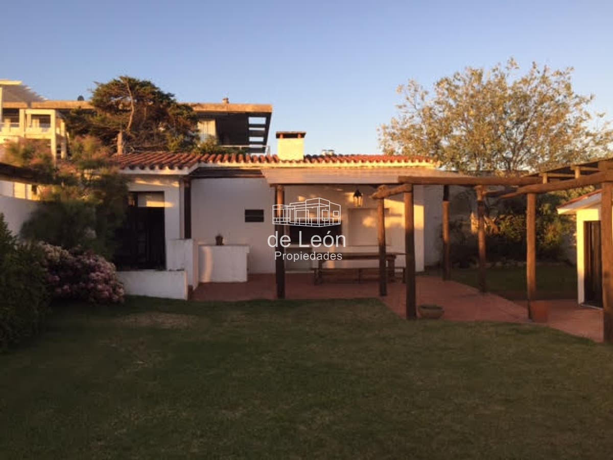 Venta  casa en Manantiales, 3 dormitorios mas  servicio