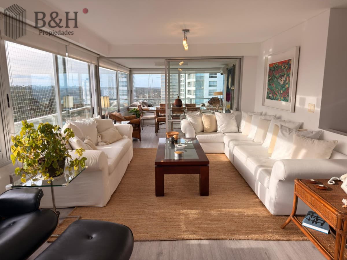 Venta apartamento 3 dormitorios mas dependencia de servicio, Playa Brava, Punta del Este