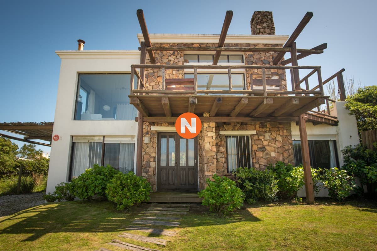 Hermosa casa frente al mar en Punta Piedras