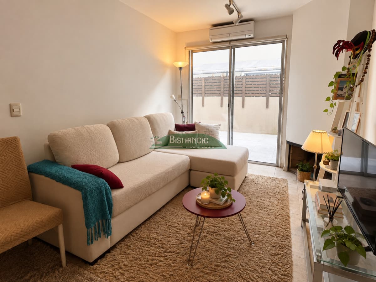 Departamento en Maldonado PB con patio y parrillero, 2 dorm 1 baño, living comedor con estufa a leña, cochera techada. Precio de venta US$ 120.000.