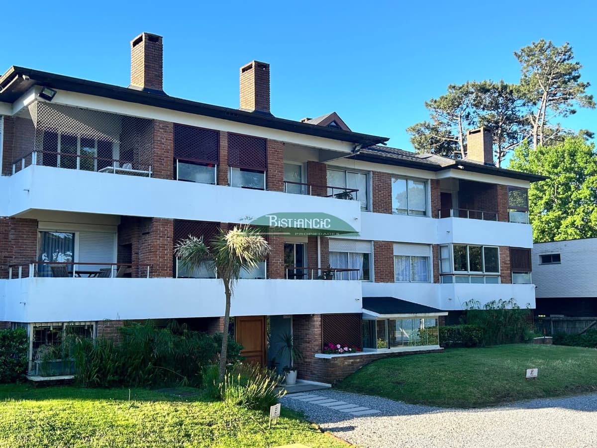ALQUILER DE TEMPORADA Apartamento cómodo en barrio Country, 3 dormitorios, 2 baños, terraza con parrillero y cochera
