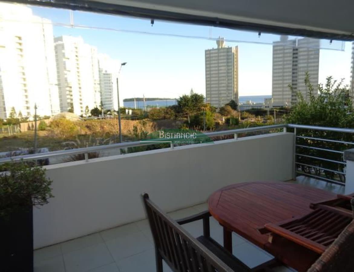 Playa Mansa Apartamento con jardín prox mar Living comedor, cocina 3 dorm, 2 baños terraza con parrillero, losa radiante, garage, baulera, piscina