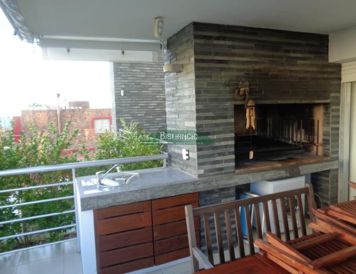 Playa Mansa Apartamento con jardín prox mar Living comedor, cocina 3 dorm, 2 baños terraza con parrillero, losa radiante, garage, baulera, piscina