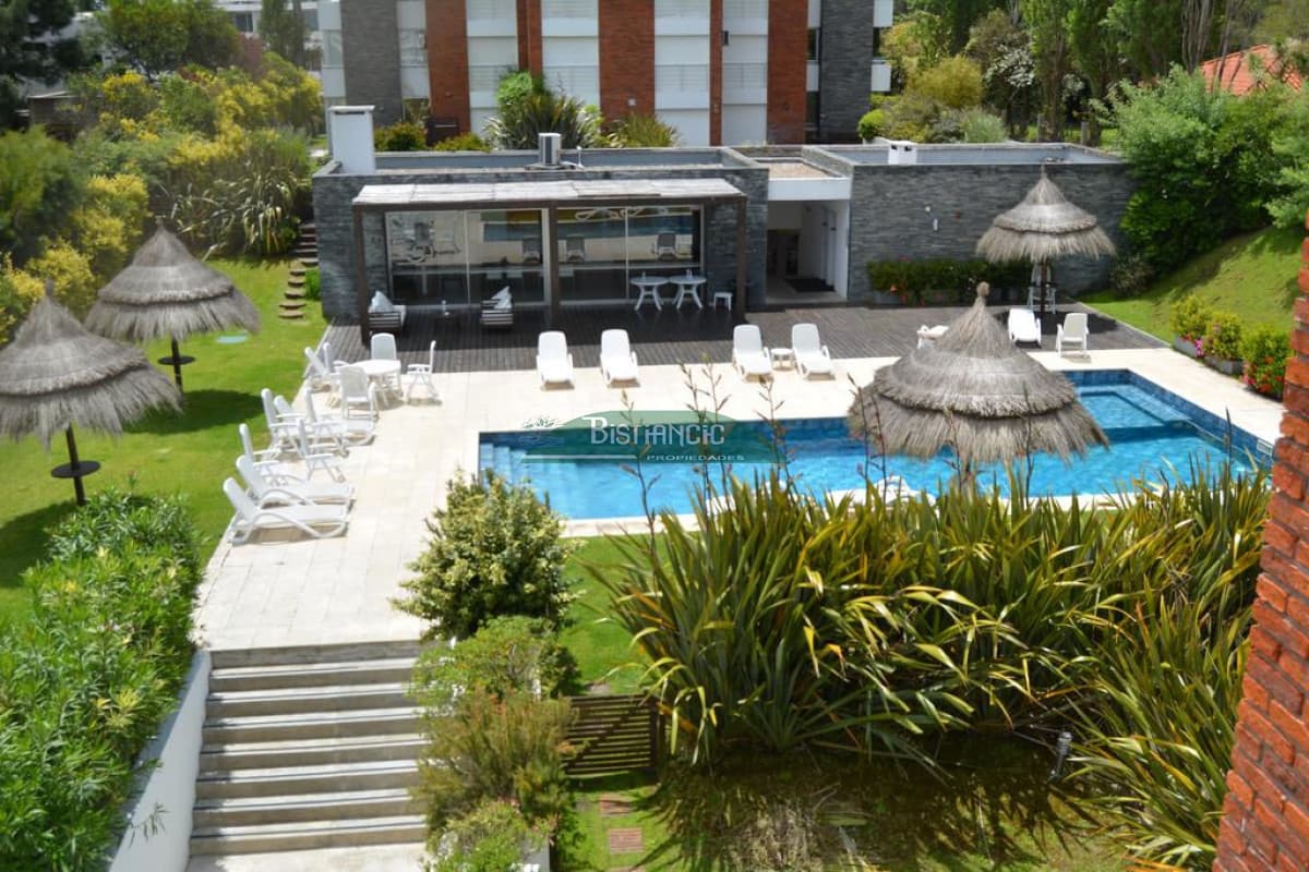 Playa Mansa Apartamento con jardín prox mar Living comedor, cocina 3 dorm, 2 baños terraza con parrillero, losa radiante, garage, baulera, piscina
