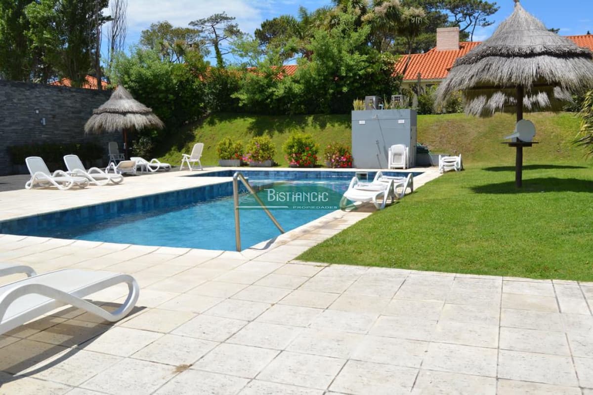 Playa Mansa Apartamento con jardín prox mar Living comedor, cocina 3 dorm, 2 baños terraza con parrillero, losa radiante, garage, baulera, piscina