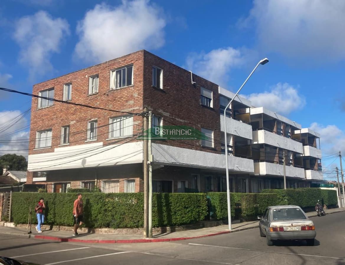Apartamento en venta, ubicado en Centro Maldonado. 1 dorm, living comedor, cocina y baño.