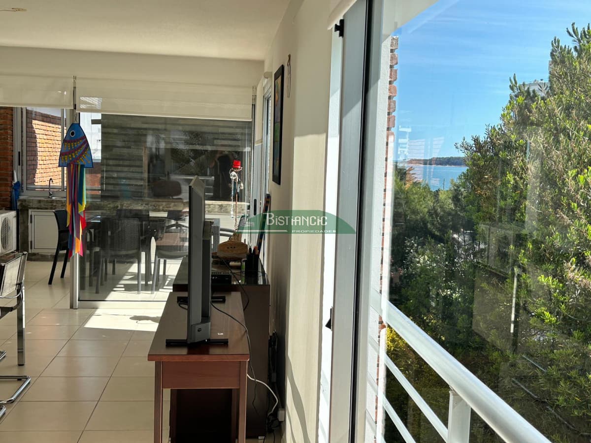 Excelente apartamento de 3 dormitorios, 3 baños, piscina, garage y baulera. Pda 18 de la Mansa. U$S 350.000