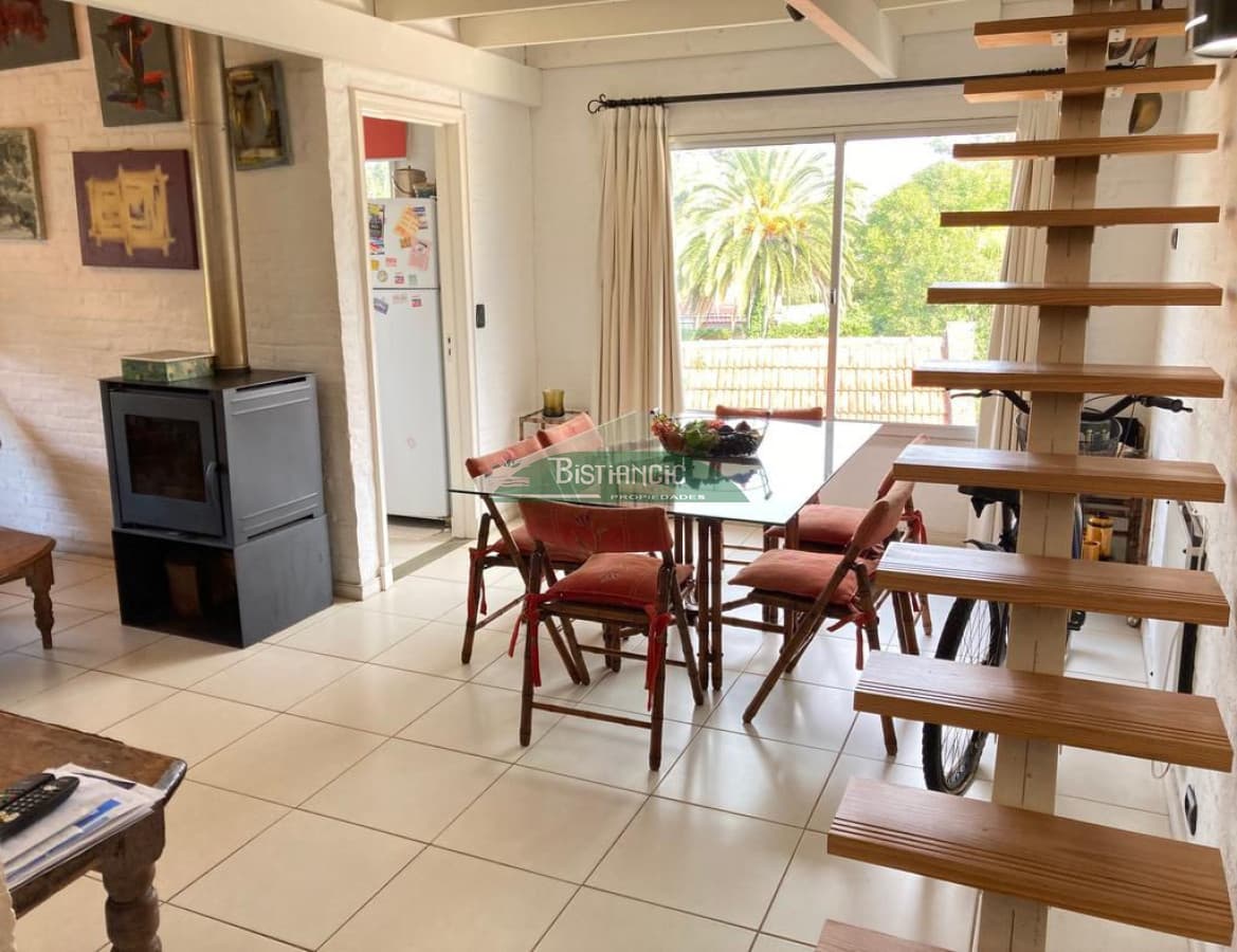 Venta o Alquiler temporal - Depto tipo casa de 3 dorm 2 baños, estufa alto rendimiento, play room, balcón con parrilla. Cochera.