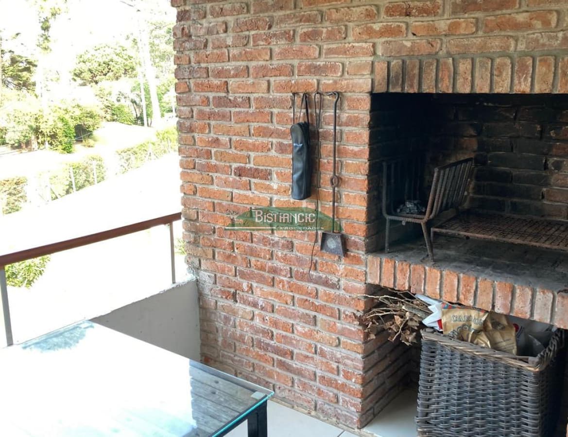 Venta o Alquiler temporal - Depto tipo casa de 3 dorm 2 baños, estufa alto rendimiento, play room, balcón con parrilla. Cochera.