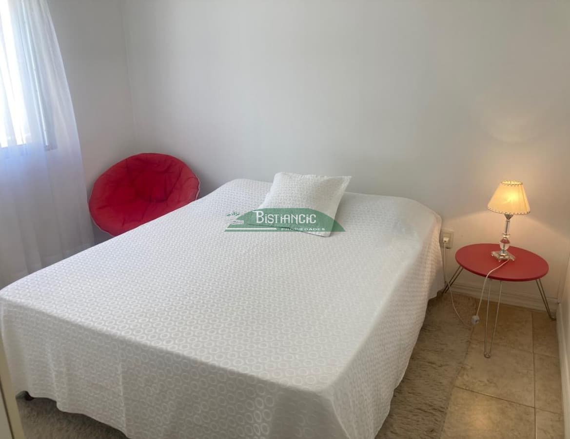 Departamento en Maldonado PB con patio y parrillero, 2 dorm 1 baño, living comedor con estufa a leña, cochera techada. Precio de venta US$ 120.000.
