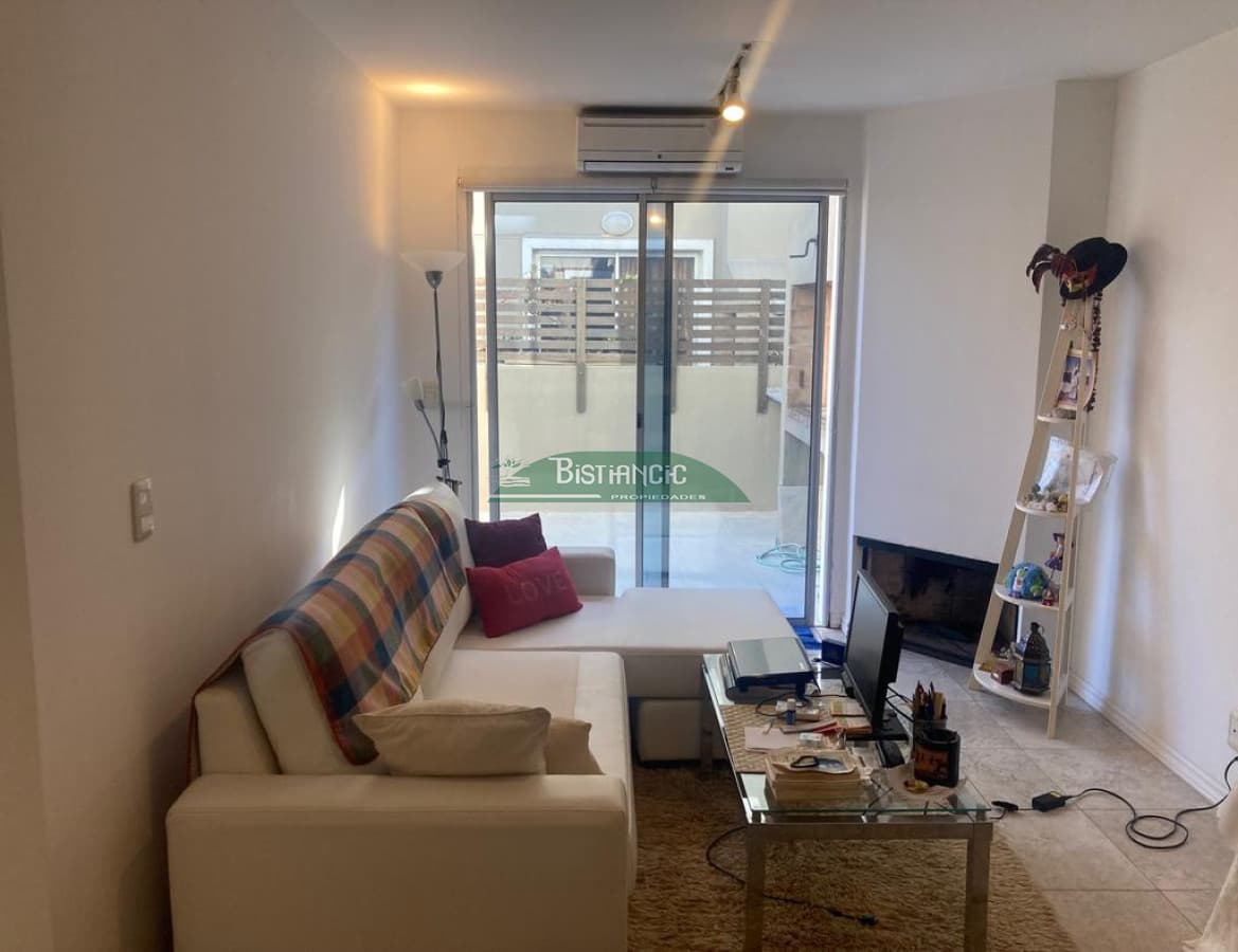 Departamento en Maldonado PB con patio y parrillero, 2 dorm 1 baño, living comedor con estufa a leña, cochera techada. Precio de venta US$ 120.000.