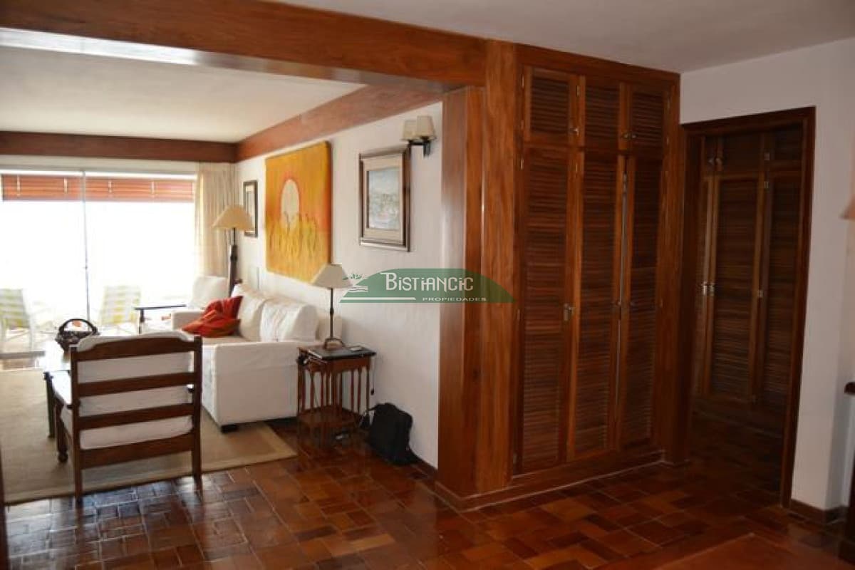 ALQUILER DE TEMPORADA Apartamento en Puerto, Punta del este, con excelente ubicación. 3 dormitorios, 3 baños, terraza y garaje