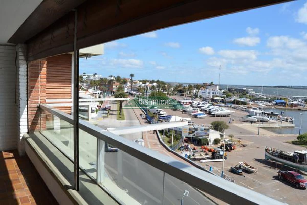 ALQUILER DE TEMPORADA Apartamento en Puerto, Punta del este, con excelente ubicación. 3 dormitorios, 3 baños, terraza y garaje