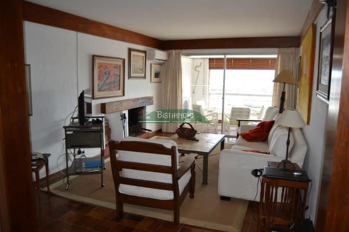 ALQUILER DE TEMPORADA Apartamento en Puerto, Punta del este, con excelente ubicación. 3 dormitorios, 3 baños, terraza y garaje