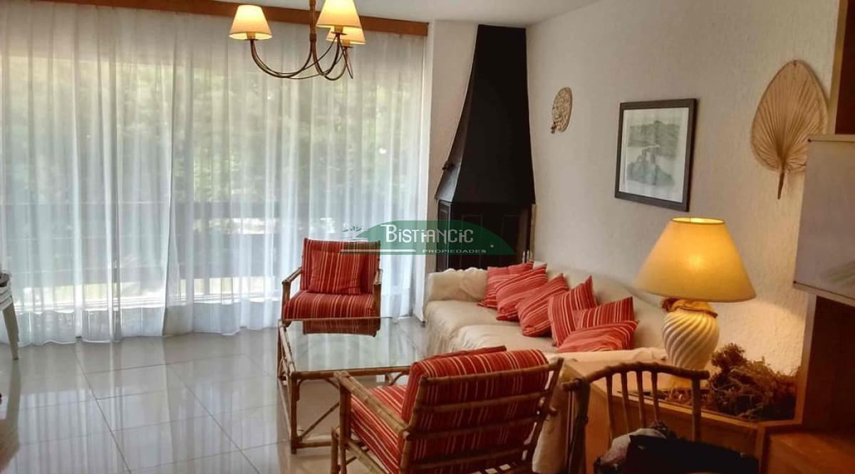 ALQUILER DE TEMPORADA Apartamento en Arcobaleno de 2 dormitorios, 2 baños, garage y balcón
