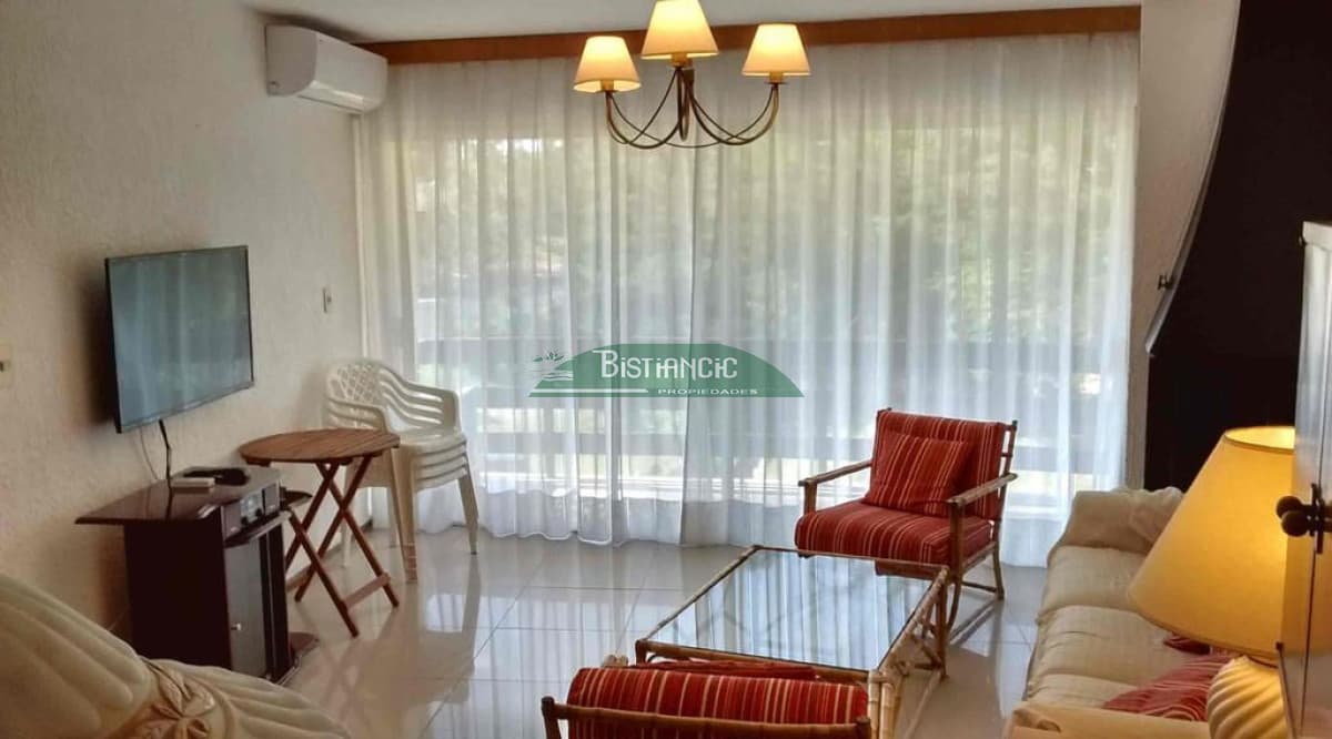 ALQUILER DE TEMPORADA Apartamento en Arcobaleno de 2 dormitorios, 2 baños, garage y balcón