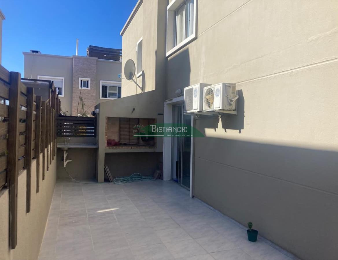 Departamento en Maldonado PB con patio y parrillero, 2 dorm 1 baño, living comedor con estufa a leña, cochera techada. Precio de venta US$ 120.000.