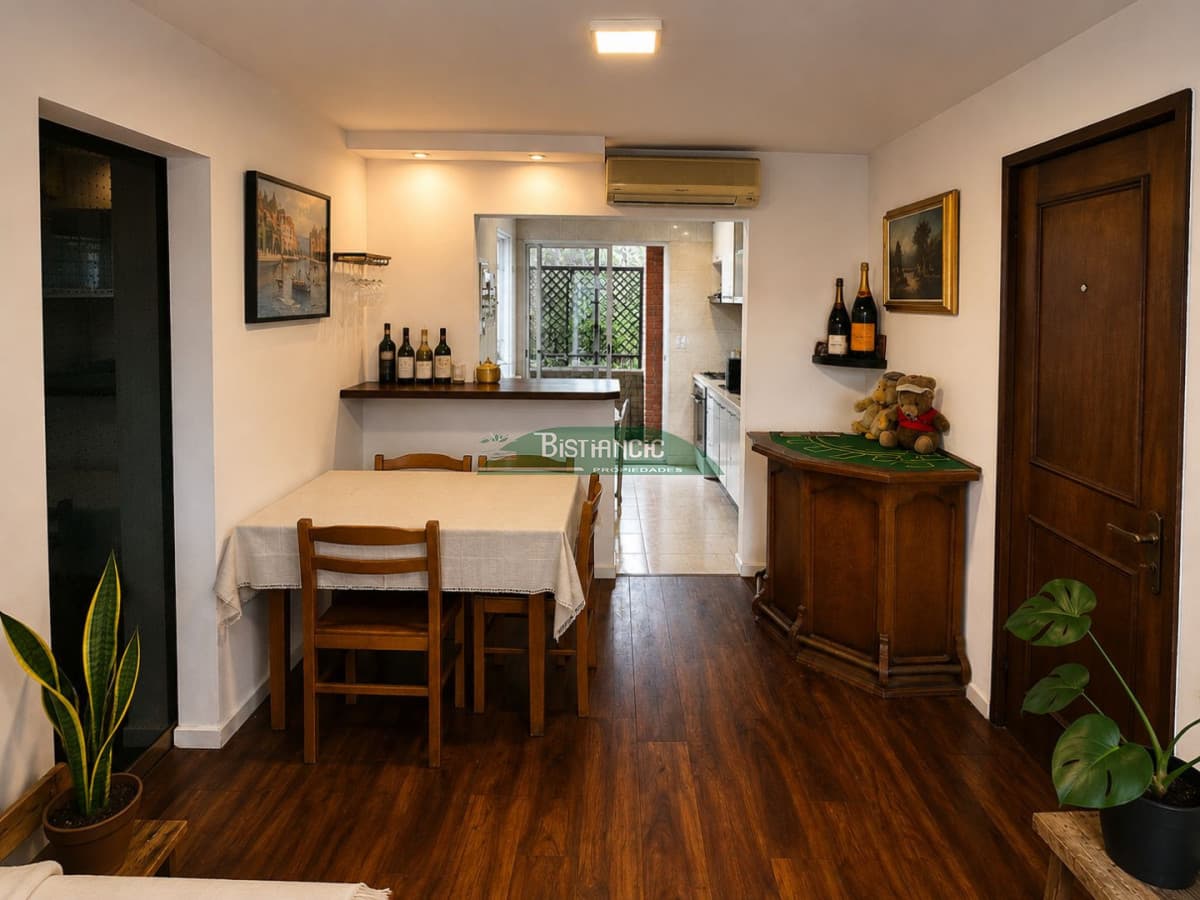 Departamento en alquiler de temporada. 2 dormitorios, con balcón con parrillero. Excelente ubicación
