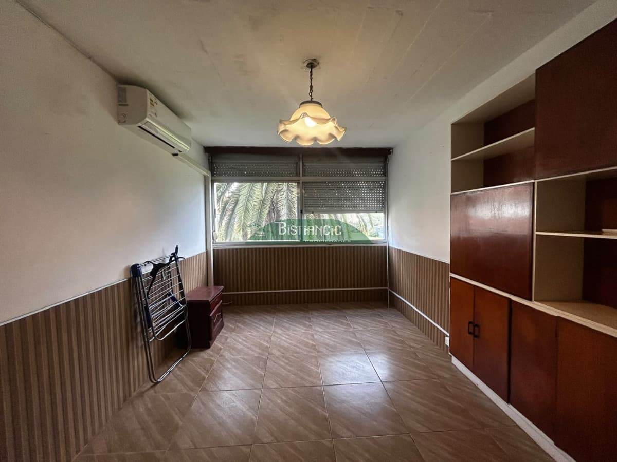 Cómodo departamento en venta! 2 dormitorios, 1 baño, con cochera. Excelente ubicación.