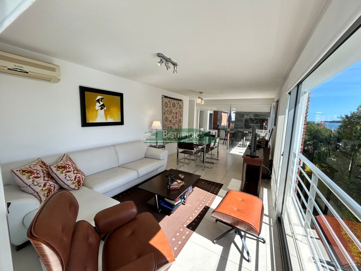 Excelente apartamento de 3 dormitorios, 3 baños, piscina, garage y baulera. Pda 18 de la Mansa. U$S 350.000