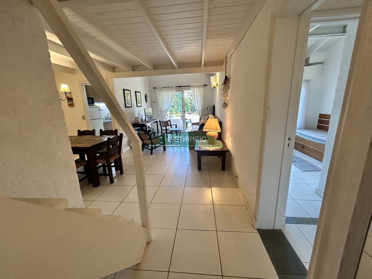 ALQUILER DE TEMPORADA Apartamento cómodo en barrio Country, 3 dormitorios, 2 baños, terraza con parrillero y cochera