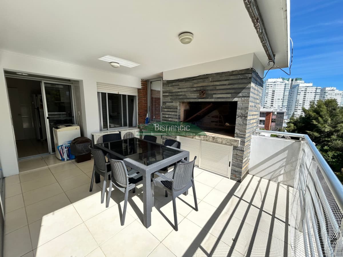 Excelente apartamento de 3 dormitorios, 3 baños, piscina, garage y baulera. Pda 18 de la Mansa. U$S 350.000