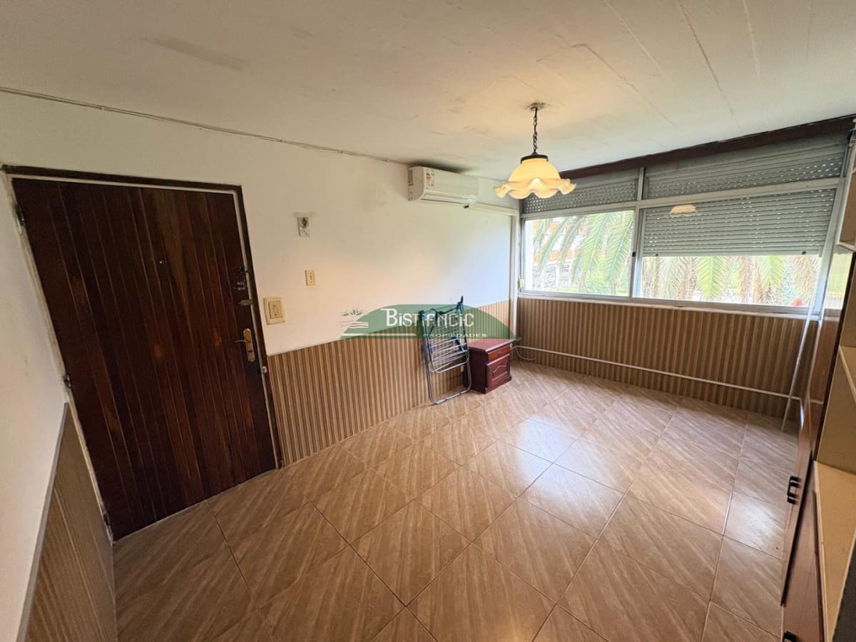 Cómodo departamento en venta! 2 dormitorios, 1 baño, con cochera. Excelente ubicación.