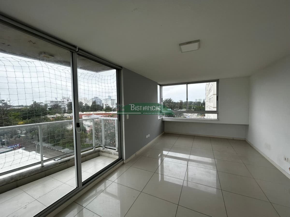 Apartamento en alquiler anual -2 dorm, 1 baño, con balcón y garage.  Zona Terminal