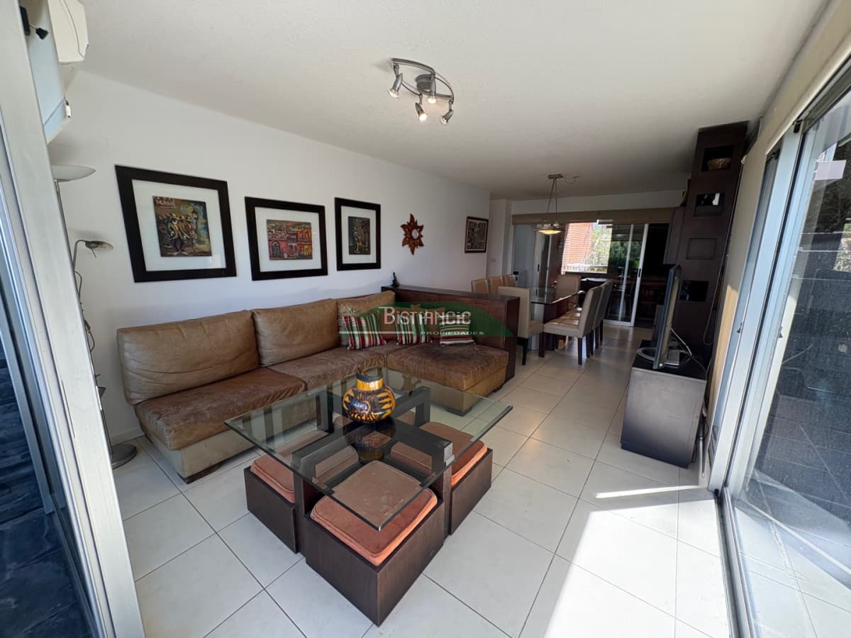 Apartamento de 3 dorm 3 baños con gran jardín, calefacción, garaje, servicio, realmente único!