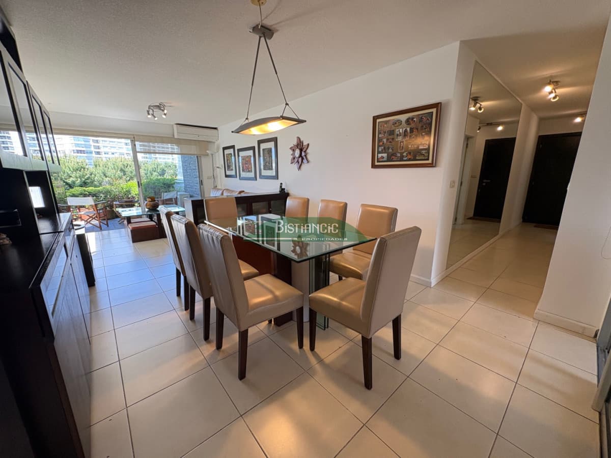 Apartamento de 3 dorm 3 baños con gran jardín, calefacción, garaje, servicio, realmente único!