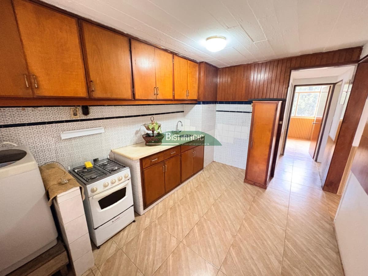 Cómodo departamento en venta! 2 dormitorios, 1 baño, con cochera. Excelente ubicación.