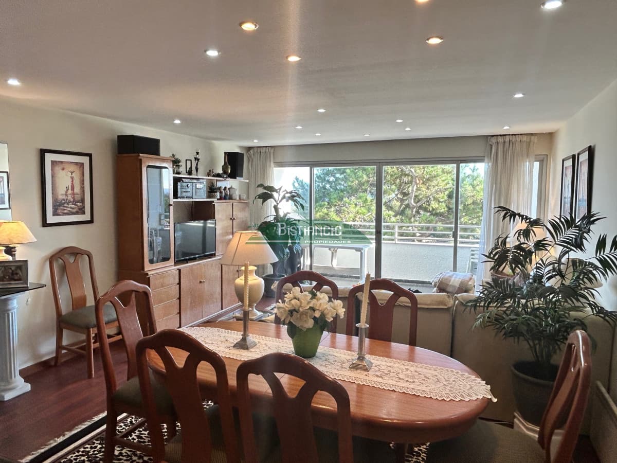 Alquiler Anual. Mansa Departamento de 4 dorm 3 baños frente al mar impecable con cochera. US$ 1600.